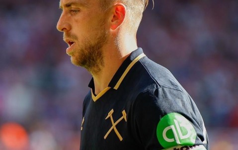 开云-转折点！上海海港防线松动，英超集结日攻防权衡，球迷炸锅，训练强度明显提升的简单介绍