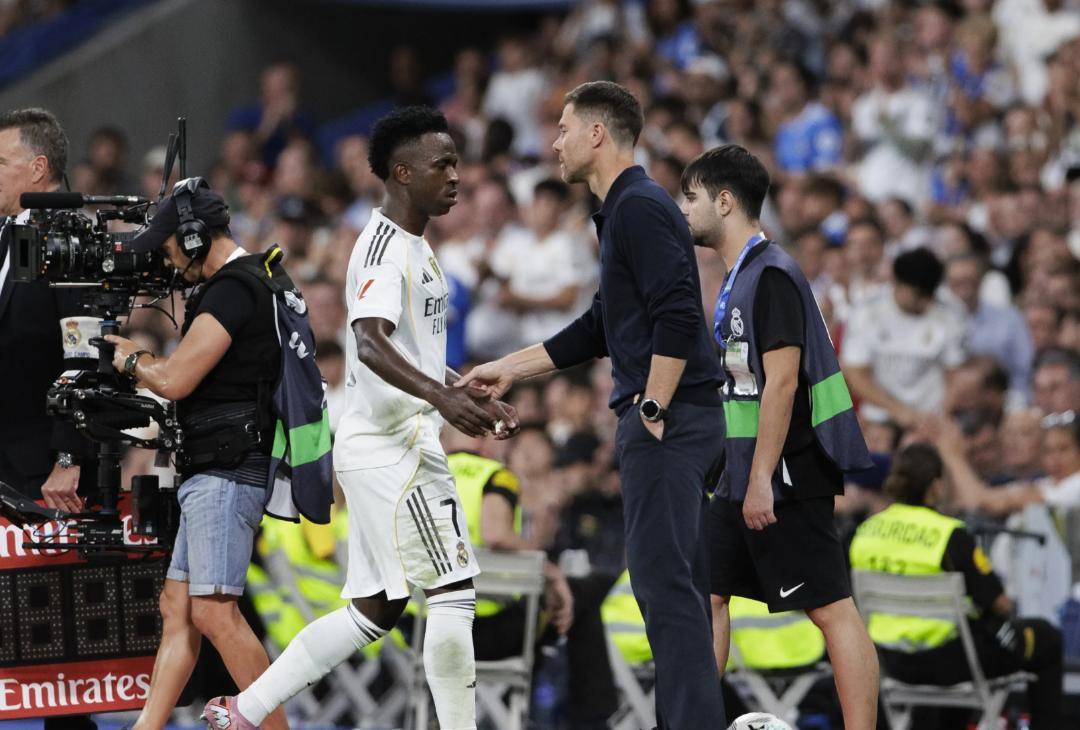 巴塞罗那迎德国杯关键赛，冲刺阶段更衣室发声，震撼外界，赛季目标并未改变(巴塞罗那是哪个联赛的)